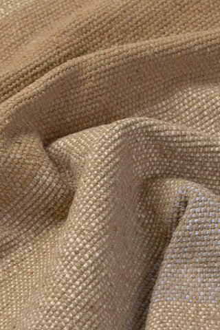 Detail van de geweven placematstof met gekleurde banen.