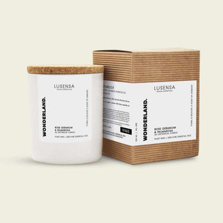 Wonderland geurkaars 250gr van Lusensa, samen met de bijpassende cadeauverpakking