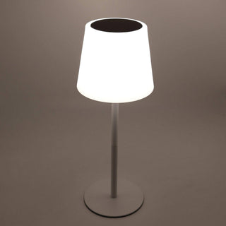Alto buiten tafel ledlamp wit 40cm van Mansion atmosphere, verlicht in een sfeervolle interieursetting