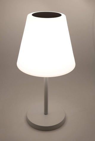Alto buiten tafel ledlamp wit 55cm van Mansion atmosphere, verlicht in een sfeervolle interieursetting