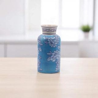 Blue Blossom vaas blauw 18cm van Mansion atmosphere, toegepast in een sfeervolle interieursetting