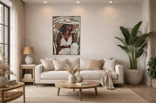 Canvas Schilderij Emmalyn – Vrouw met Hoed 70x100 cm van Mansion atmosphere, toegepast in een sfeervolle interieursetting