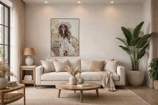 Canvas Schilderij Layla – Vrouw met Hoed 90x120 cm van Mansion atmosphere, toegepast in een sfeervolle interieursetting