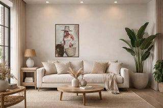 Canvas Schilderij Michele – Vrouw met Hoed 50x70 cm van Mansion atmosphere, toegepast in een sfeervolle interieursetting