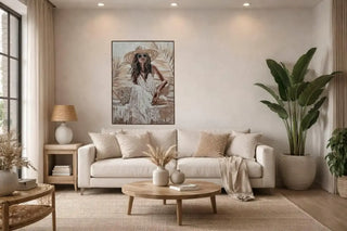 Canvas Schilderij Rosalie – Vrouw met Hoed 90x120 cm van Mansion atmosphere, toegepast in een sfeervolle interieursetting