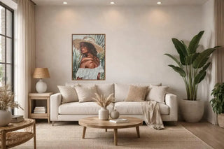 Canvas Schilderij Sofia – Vrouw met Hoed 50x70 cm van Mansion atmosphere, toegepast in een sfeervolle interieursetting