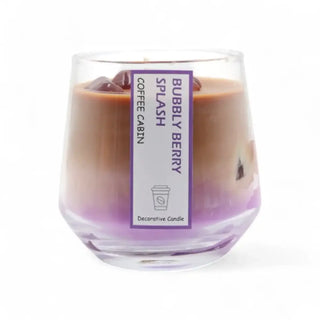 Geurkaars Bubble Berry splash groot van Mansion atmosphere, schuin bekeken met vorm en afwerking zichtbaar