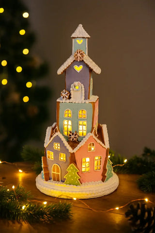 Gingerbread huis met led 35cm van Mansion atmosphere, toegepast in een sfeervolle interieursetting