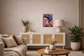 Houten Schilderij Frida Kahlo One – Kleurrijk Portret 30x40 cm, toegepast in een sfeervolle interieursetting
