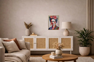 Houten Schilderij Frida Kahlo Three – Kleurrijk Portret 30x40 cm, toegepast in een sfeervolle interieursetting