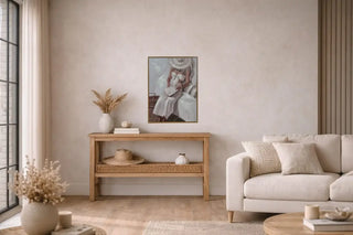 Houten Schilderij Leonie – Vrouw met Hoed 30x40 cm van Mansion atmosphere, toegepast in een sfeervolle interieursetting