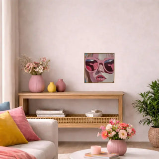 Houten Schilderij Pink Sunglasses – Pop Art Zonnebril 30x30 cm, toegepast in een sfeervolle interieursetting