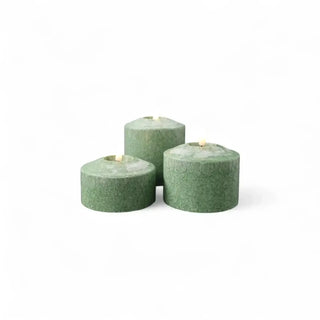 Groene brede Marble ledkaarsen in drie formaten op een witte achtergrond van Mansion atmosphere
