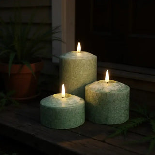 Groene brede Marble ledkaarsen in drie formaten, brandend in een buitensetting van Mansion atmosphere