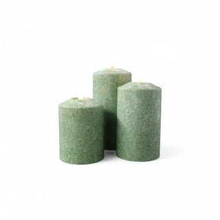 Groene smalle Marble ledkaarsen in drie formaten op een witte achtergrond van Mansion atmosphere