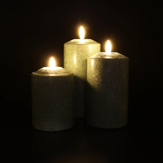 Groene smalle Marble ledkaarsen in drie formaten, brandend tegen een donkere achtergrond van Mansion atmosphere