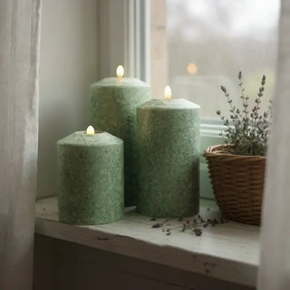 Groene smalle Marble ledkaarsen in drie formaten op een lichte vensterbank van Mansion atmosphere