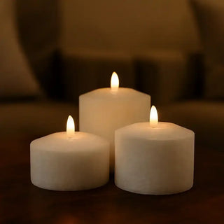 Witte brede Marble ledkaarsen in drie formaten, brandend in warm sfeerlicht van Mansion atmosphere