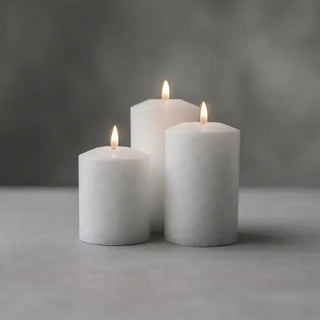 Witte smalle Marble ledkaarsen in drie formaten, brandend als productgroep van Mansion atmosphere