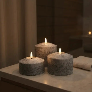 Zwarte brede Marble ledkaarsen in drie formaten in een rustige wellnesssetting van Mansion atmosphere