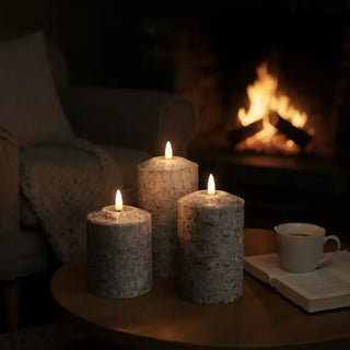 Zwarte smalle Marble ledkaarsen in een warme setting bij de open haard van Mansion atmosphere