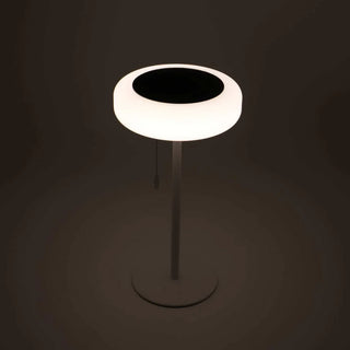 Solaro buiten tafel ledlamp wit van Mansion atmosphere, ingeschakeld met het warme licht duidelijk zichtbaar