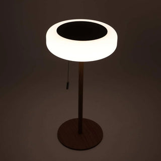 Solaro buiten tafel ledlamp wood van Mansion atmosphere, verlicht in een sfeervolle interieursetting