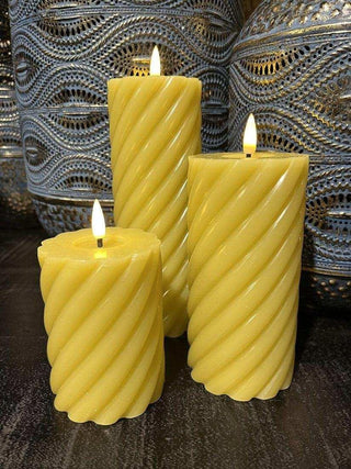 swirl led kaars mos 10x7,5cm van Mansion atmosphere, brandend in een sfeervolle groepsopstelling