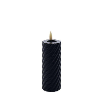 swirl led kaars rustic zwart 5x12,5cm van Mansion atmosphere, vrijstaand en duidelijk afgebeeld