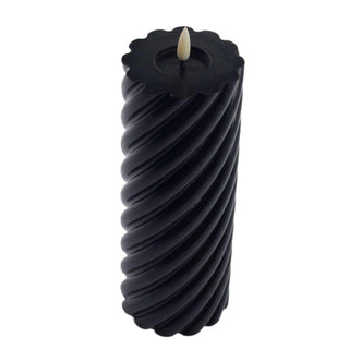 swirl led kaars zwart 20x7,5cm van Mansion atmosphere, van bovenaf met zicht op vlam en wasrand