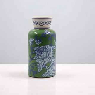 Verdant Grace vaas groen 24cm van Mansion atmosphere, toegepast in een sfeervolle interieursetting
