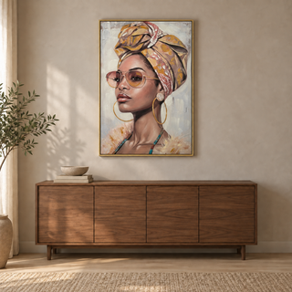 Glamour Portret Zahra boven een donker houten dressoir tegen een lichte wand – sfeerimpressie