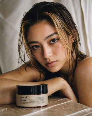 Abrikoos bodyscrub Northern dawn 200 ml van Meraki, toegepast in een rustige badkameromgeving