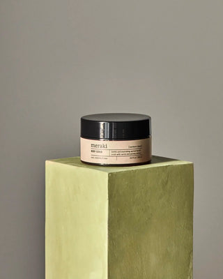 Abrikoos bodyscrub Northern dawn 200 ml van Meraki, toegepast in een sfeervolle interieursetting
