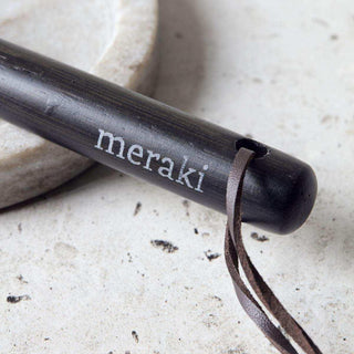 Afwasborstel zwart bamboe van Meraki, van dichtbij met etiket en productstructuur zichtbaar