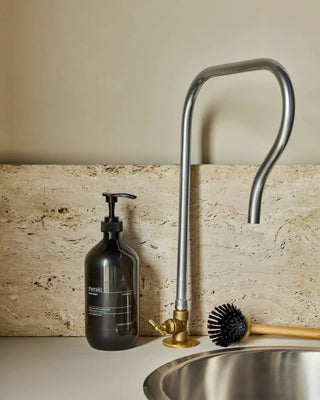 Afwasmiddel Shadow Lake 1000ml van Meraki, toegepast in een rustige badkameromgeving