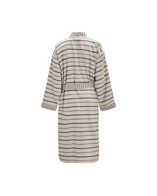 Badjas True groot off white van Meraki, schuin bekeken met vorm en afwerking zichtbaar