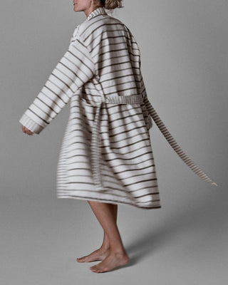 Badjas True groot off white van Meraki, toegepast in een rustige badkameromgeving