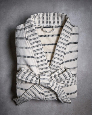Badjas True groot off white van Meraki, toegepast in een sfeervolle interieursetting