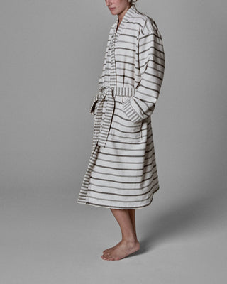 Badjas True klein off white van Meraki, toegepast in een rustige badkameromgeving