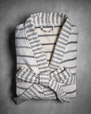 Badjas True klein off white van Meraki, toegepast in een sfeervolle interieursetting
