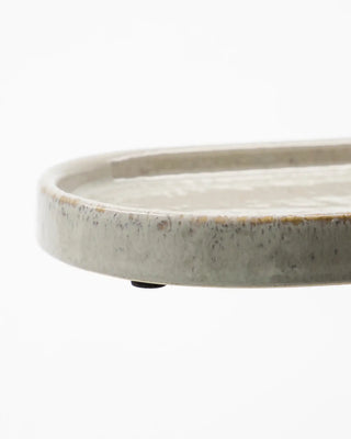 Blad Datura Shellish grey schaal aardewerk 20cm van Meraki, schuin bekeken met vorm en afwerking zichtbaar