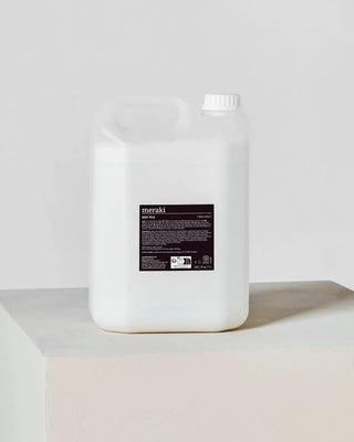 Body Milk Deep Valley – 5L van Meraki, toegepast in een rustige badkameromgeving