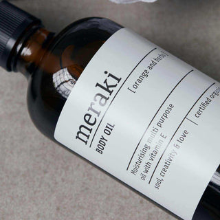 Detail van het etiket op Meraki body oil met Orange and Herbs en vitamine E
