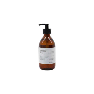 Meraki Body Oil Orange & Herbs in amberkleurige fles met zwarte pomp op witte achtergrond