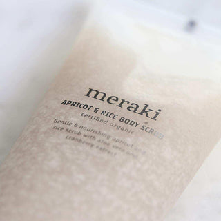 Body scrub Apricot & Rice van Meraki, van dichtbij met etiket en productstructuur zichtbaar