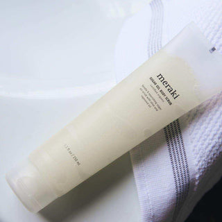 Body scrub suiker & olie van Meraki, toegepast in een rustige badkameromgeving