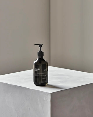 Body wash Deep valley 490 ml van Meraki, toegepast in een rustige badkameromgeving