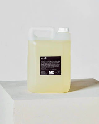 Body wash Deep valley – 5L van Meraki, toegepast in een rustige badkameromgeving