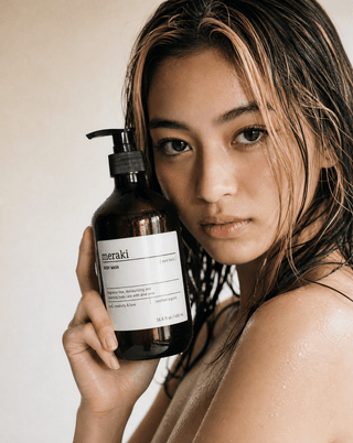 Body wash Pure Basic - 490 ml van Meraki, toegepast in een rustige badkameromgeving